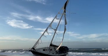 Назвали "кораблем-примарою": люди були налякані вітрильником, який плив без екіпажу