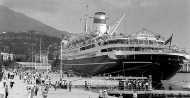 "Морально устойчив, в быту скромен". Как путешествовали в эпоху "железного занавеса"