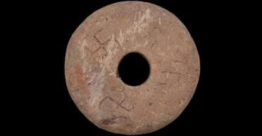 Нашли там, где никто не ждал: ученые обнаружили свастику на средневековом артефакте