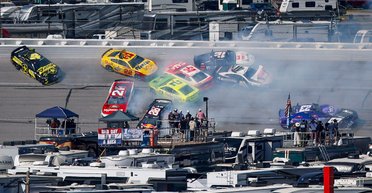 Зіткнулися понад 25 авто: знамениті перегони в США відзначилися масштабною аварією (відео)