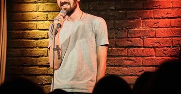 Намагався виїхати через Білорусь: в РФ затримали коміка через жарт про окупанта без ніг (фото, відео)