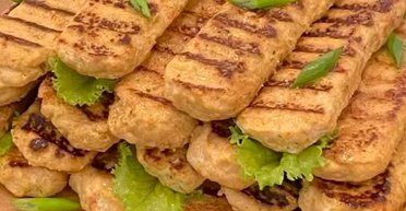 Смачно, ніжно і корисно: рецепт дуже простих курячих ковбасок