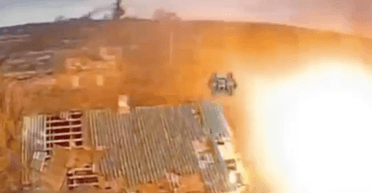 Великий дрон "Королева Шершнів" фугасною бомбою знищив бронетранспортер ЗС РФ (відео)