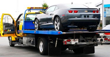 Забрали машину на эвакуаторе. Куда звонить, кому жаловаться и как забрать авто со штрафстоянки