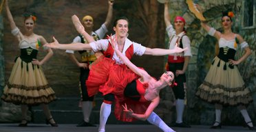 Не попрощались: танцоры из Львова не вернулись в Украину с зарубежных гастролей (фото)