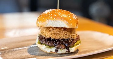 Рестораторы воспользовались хайпом и добавили "дубайский шоколад" в бургер: где можно попробовать это блюдо