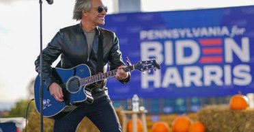 Не дав зістрибнути з мосту: Джон Бон Джові запобіг самогубству жінки (відео)