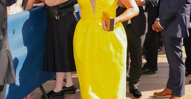 У яскравій сукні та кроксах: Брук Шилдс вийшла на червону доріжку Tony Awards 2024 (фото)