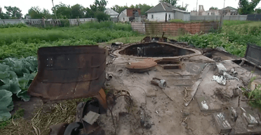 Обсаживали свеклой: под Киевом забрали танк РФ, который почти 2 года простоял на огороде (фото)