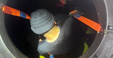 "Висел на ремнях": мужчина пытался сбежать за границу в цистерне с маслом (фото)