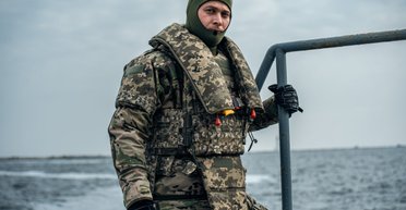 Способен выдерживать бойца и 27 кг сверху: в МО испытали новые "плавучие бронежилеты" для ВСУ
