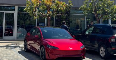 Новый сверхмощный электромобиль Tesla показали незадолго до презентации (фото, видео)