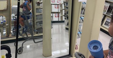 Бабуся зробила знімок онука, але дзеркало "показало" інше (фото)