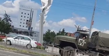 Плохи дела на фронте: в Мариуполе заметили колонну грузовиков с ранеными оккупантами (видео)