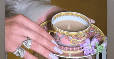 Чай лате: чому цей відтінок манікюру такий популярний восени 2023 (фото)