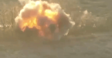 Наземный дрон заехал в лесопосадку и разнес позиции россиян мощным взрывом (видео)