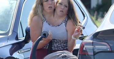 "Благословенные": самые известные в мире сиамские близняшки опубликовали видео с малышом