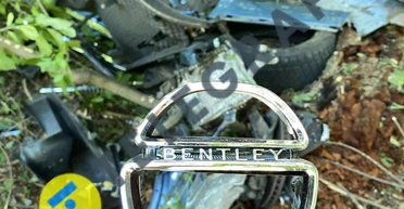 Не поездили и день: в Киеве владельцы "обмывали" купленное авто Bentley и разбили его вдребезги
