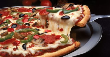 Піца з дуже смачним соусом: простий рецепт улюбленої страви