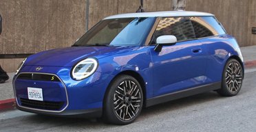 Электромобиль Mini Cooper 2024 научили издавать звуки бензинового двигателя (видео)
