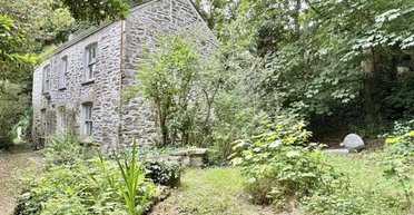 В Британии продают коттедж с условием оставить в саду старую могилу (фото, видео)