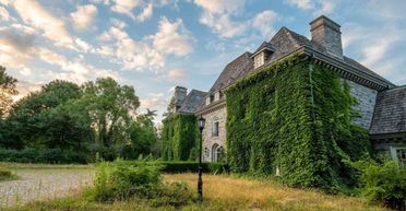 Поріс плющем: найдорожчий будинок у Канаді зрівняли із землею, що сталося (фото)