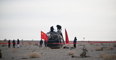 Пошкоджений космічний корабель Китаю повернувся на Землю без екіпажу: тільки скафандр (відео)