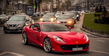 Розвиває 340 км/год: у Києві помітили "супершвидкий" Ferrari на 800 сил (фото)
