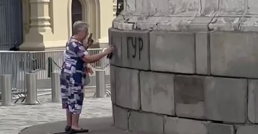В Москве задержали бабушку, которая писала "ГУР" на Лобном месте (видео)