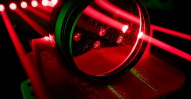 Чому фізики ніколи не вимірювали швидкість світла в одному напрямку: відповідь може здивувати