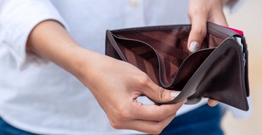 Каждый второй заметил обнищание: почему расходы украинцев растут, а доходы падают