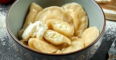 Вкусные вареники с творогом: рецепт популярного украинского блюда