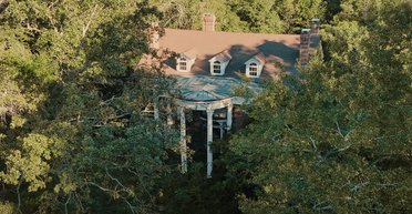 Розбився на задньому дворі: блогер показав застиглий у часі особняк пілота ВПС (відео)