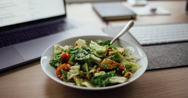 Искусственный интеллект предложил рецепт заправки для салата и едва не убил мужчину, — соцсети