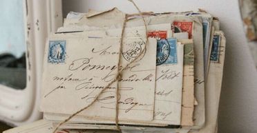 Жінка отримала від сусідів листівку: побачене на конверті змусило її "завивати" від сміху