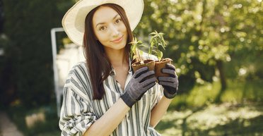 Соседка пожаловалась в ОСМД на цветы в саду женщины: говорит, что они "слишком счастливы" (фото)