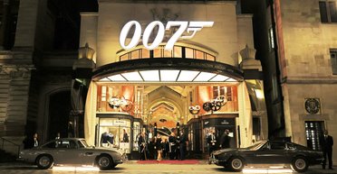 Пей, как Джеймс Бонд: в Лондоне открылся новый "шпионский" бар с машиной на потолке