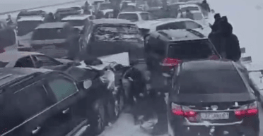 Массовое ДТП из-за снега: почти 100 машин столкнулись на трассе в Казахстане (видео)