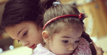 Моніка Беллуччі показала рідкісний кадр двох доньок (фото)