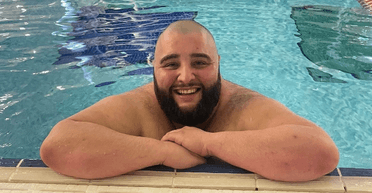 Мужчина пробежал по воде в бассейне более 35 минут (фото)