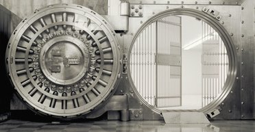 Это пять. Банки-лидеры в четырех основных сегментах услуг