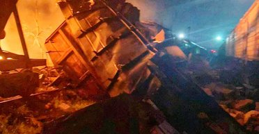 Уничтожили вагоны: ВС РФ ночью атаковали железную дорогу на Харьковщине (фото)