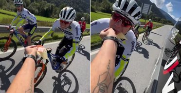 Турист устроил "шведский стол" для велосипедистов из окна автобуса (видео)