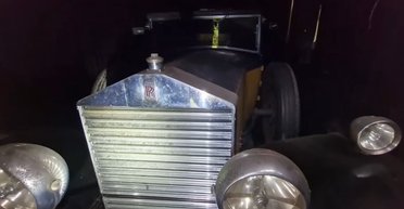 В таинственном заброшенном поместье обнаружили редкий столетний Rolls-Royce (видео)