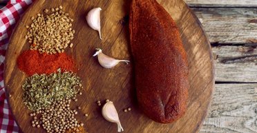 Як в домашніх умовах приготувати смачний м'ясний делікатес — куряча бастурма