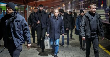 Олаф Шольц приехал в Украину с чемоданом за более чем 50 тысяч гривен — фото