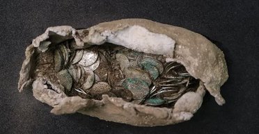 Стародавній скарб: археологи виявили в Англії скарб срібних монет, йому 1000 років (фото)