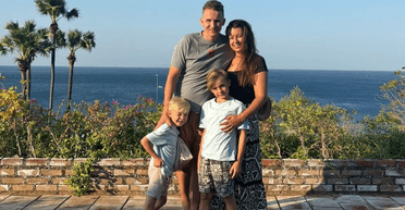 Подружжя забрало своїх двох дітей зі школи, щоб помандрувати з ними світом (фото)