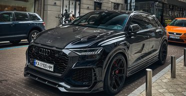 В Украине выполнили яркий тюнинг сверхмощного кроссовера Audi (фото)
