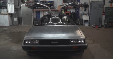 Легендарне авто з фільму "Назад у майбутнє" простояло 30 років занедбаним у гаражі (відео)